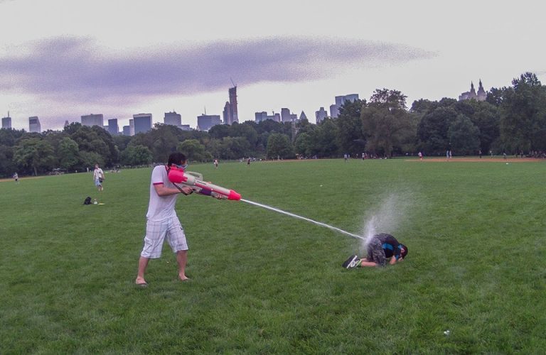 Battaglia con le pistole ad acqua a Central Park