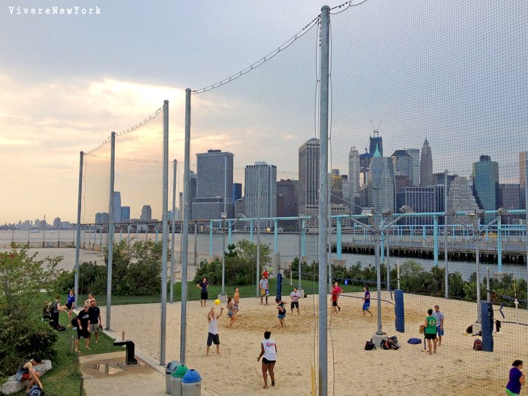 Lezioni di Beach Volley con vista dello skyline di Manhattan