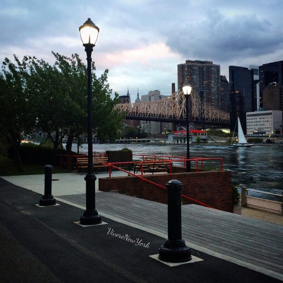 Lo skyline di Manhattan diventa romantico stasera