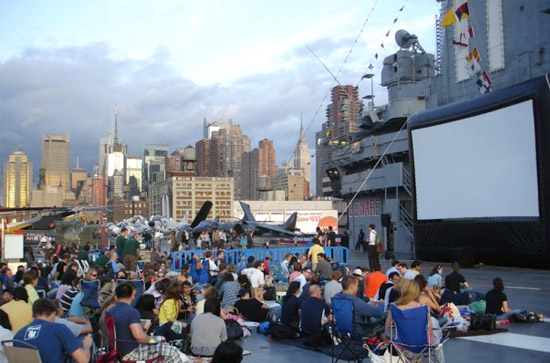 Cinema all’aperto gratuito sul pontile dell’Intrepid