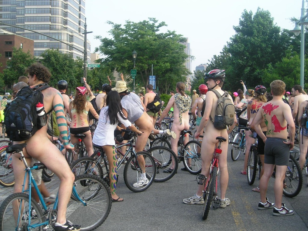 Tutti nudi in bicicletta