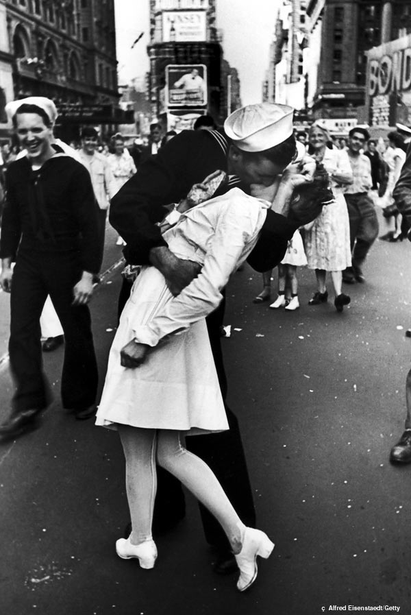 14 agosto: amore e baci a Times Square