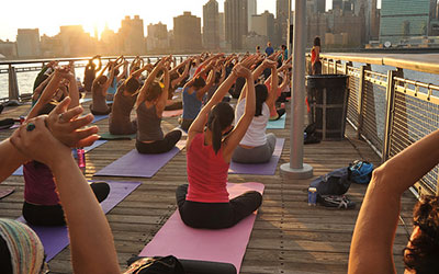 Yoga sul pontile, con vista skyline